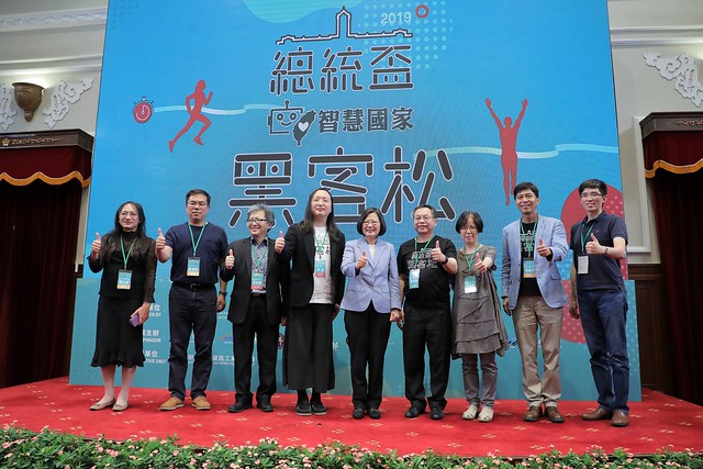 President Tsai Ing-wen and Audrey Tang with participants at the 2019 Presidential Hackathon award ceremony.
