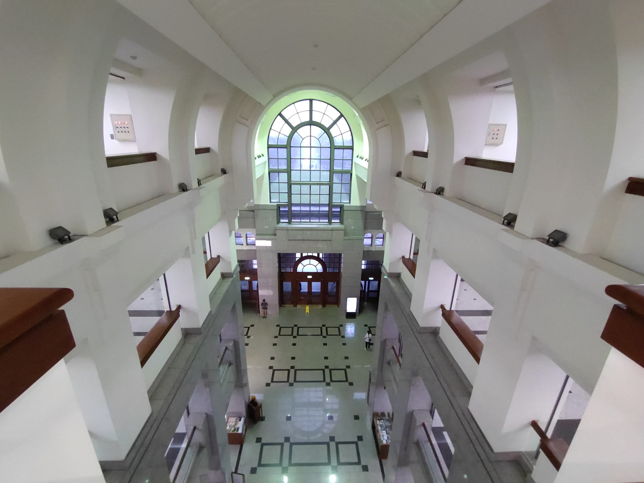 臺灣大學圖書館大廳，作為校園場景